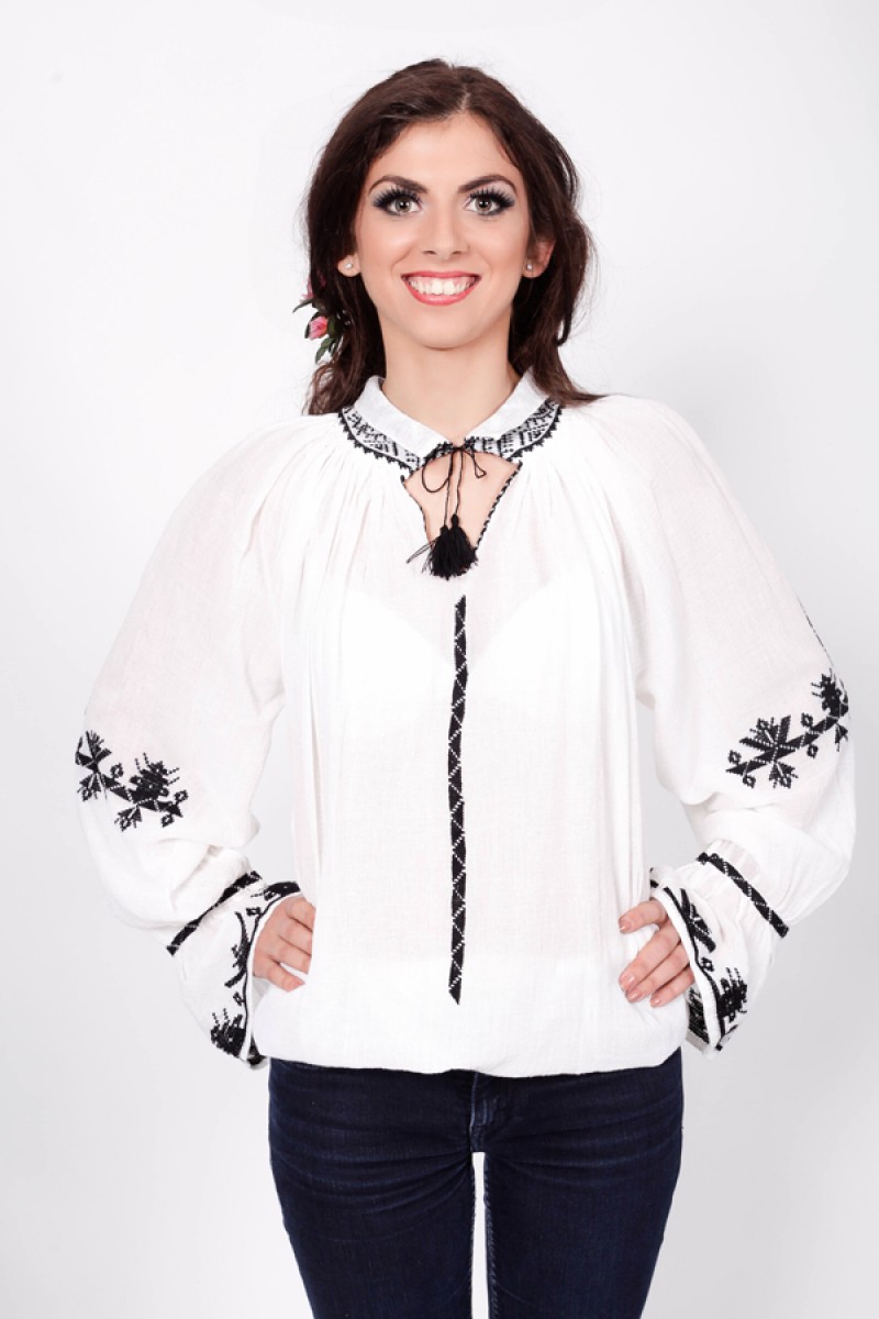 Ie romaneasca Goanga bluza traditionala romaneasca brodata manual cu fir negru zona Ardeal