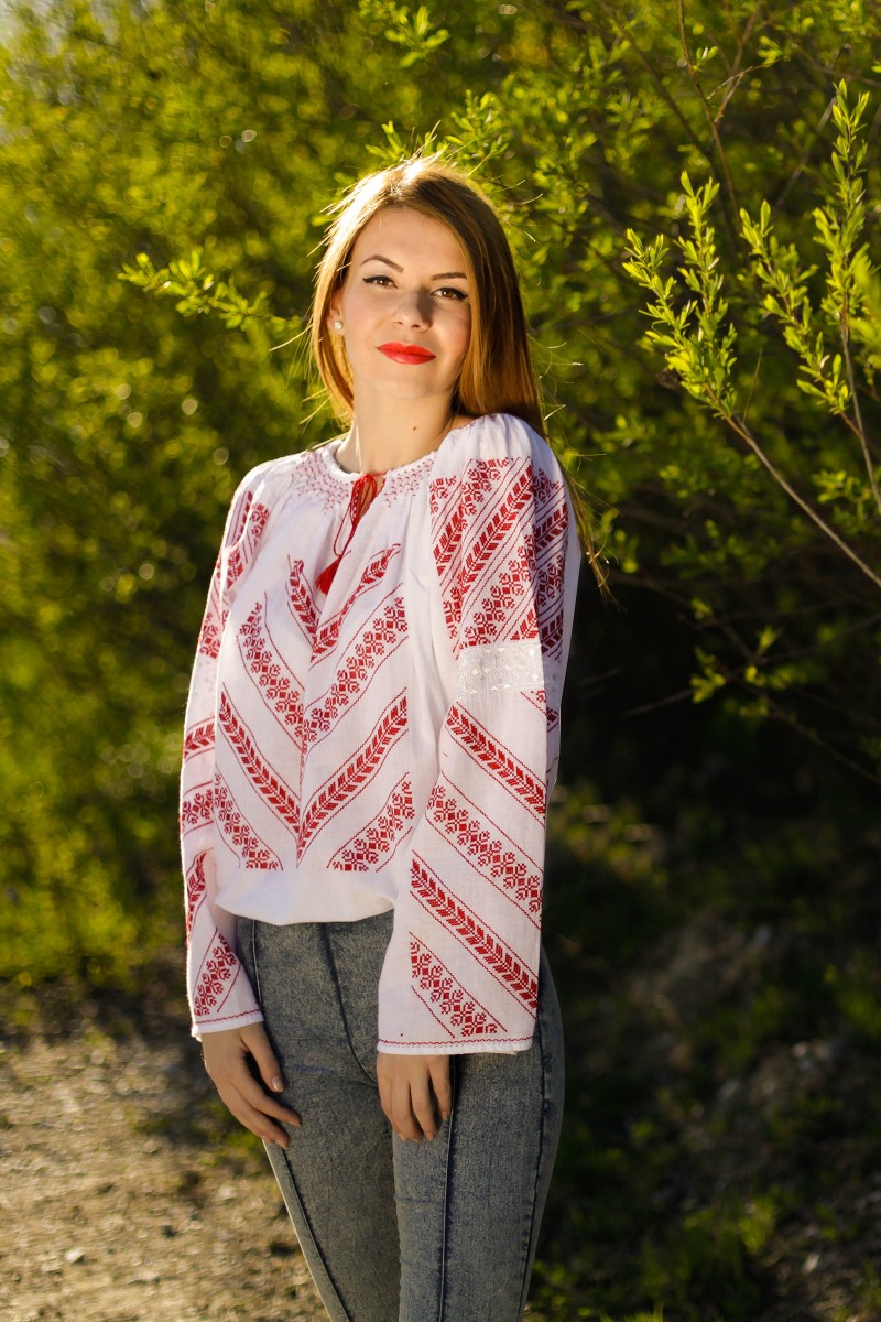 Ie romaneasca Furca Mare  brodata cu fir rosu bluza traditionala zona Gorj