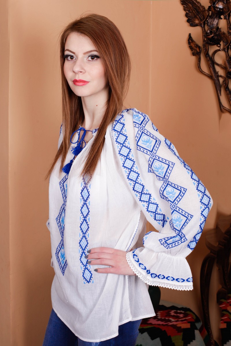 Ie romaneasca maneca lunga Banat bluza traditionala brodata manual cu fir albastru zona Banat Ie romaneasca maneca lunga Banat bluza traditionala brodata manual cu fir albastru zona Banat