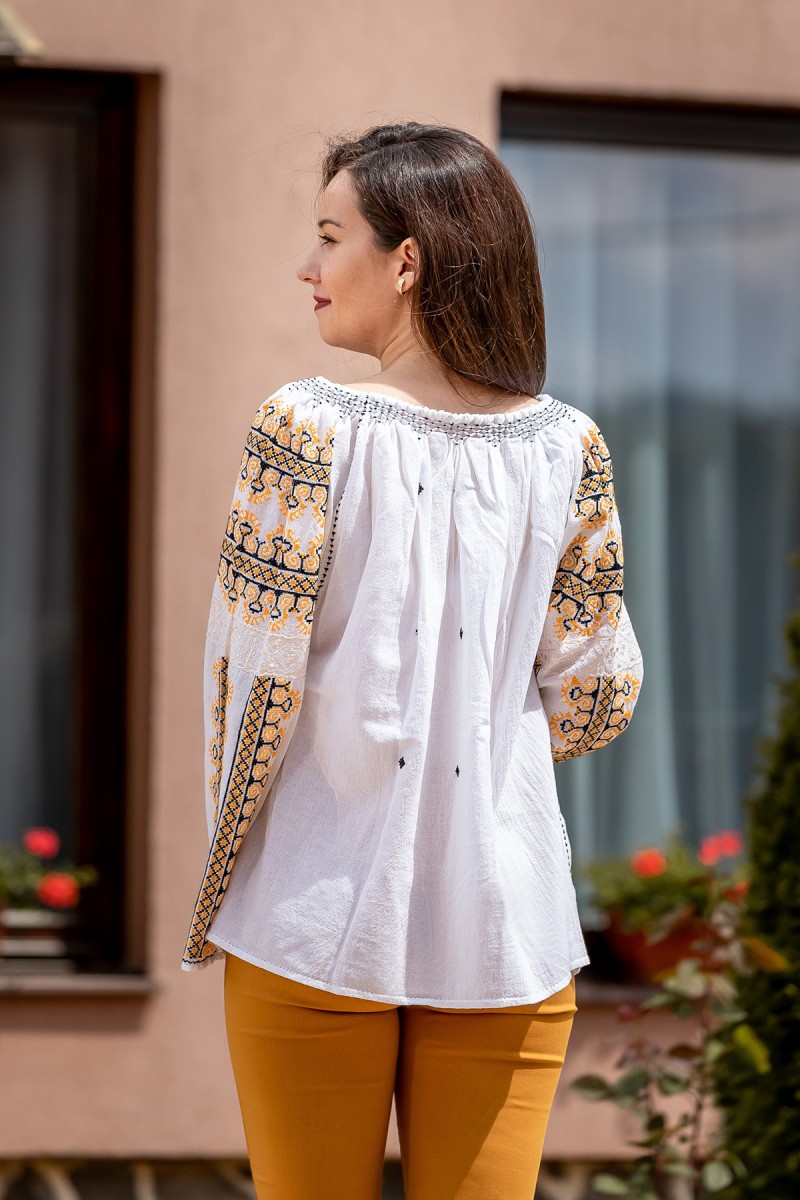Ie romaneasca maneca lunga Galbenele lucrata manual Ie romaneasca maneca lunga Galbenele lucrata manual
